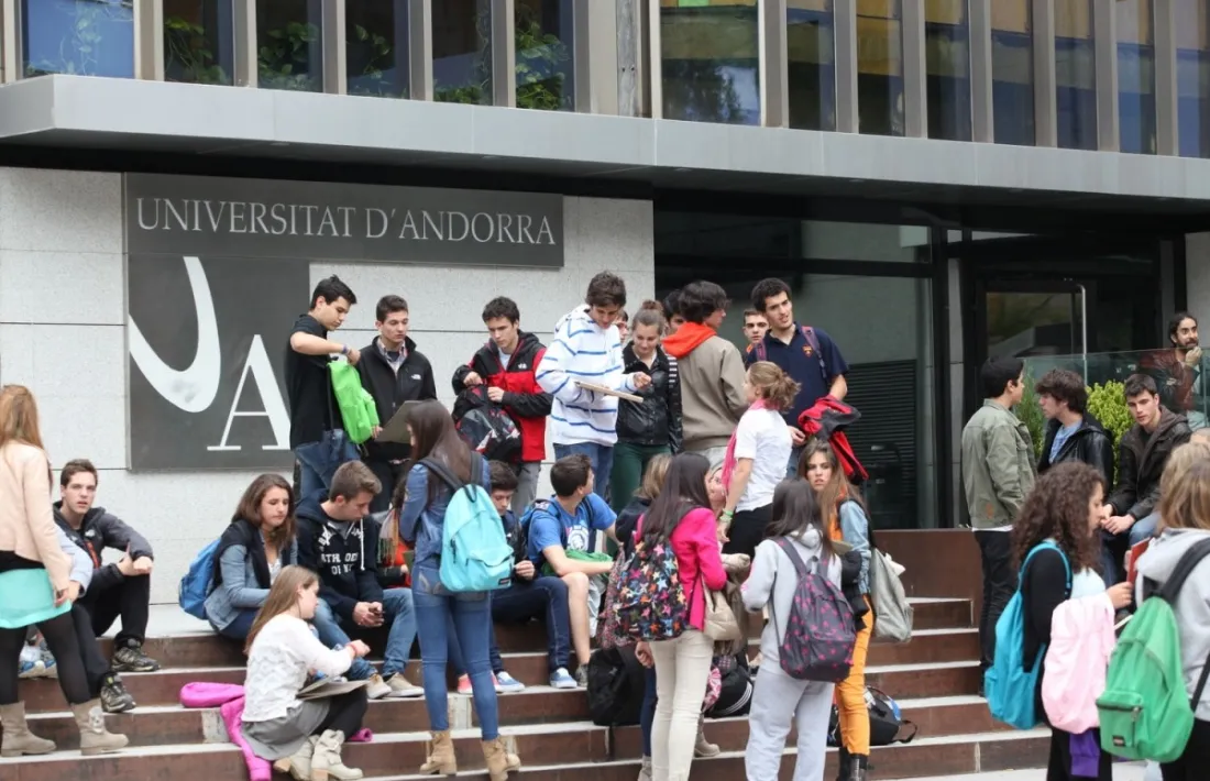 Estudiants a les portes de l'UdA.