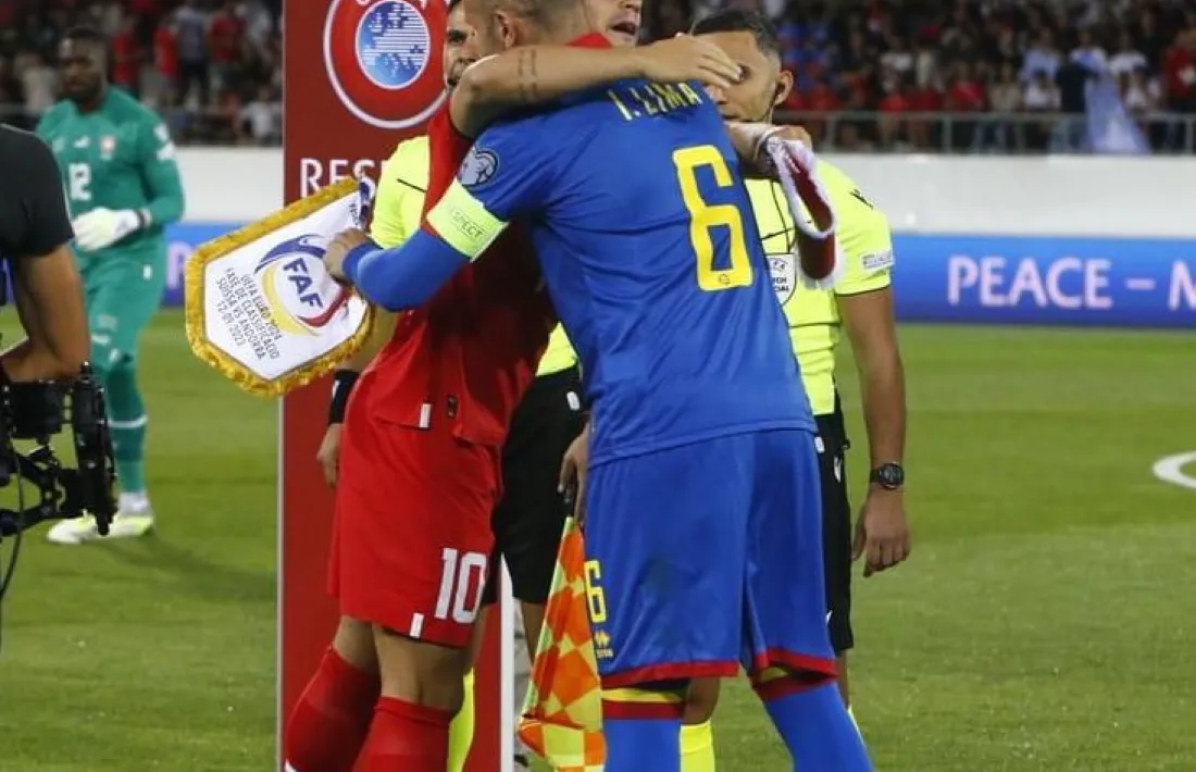 Ilde Lima abraça Granit Xhaka.