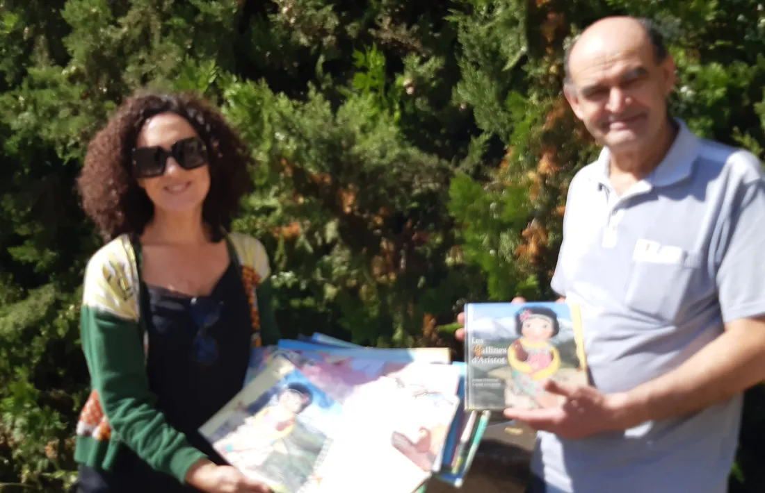 Carme Invernón i Isidre Domenjó van presentar el conte ‘Les gallines d’Aristot’ al poblet a què al·ludeix el títol. 