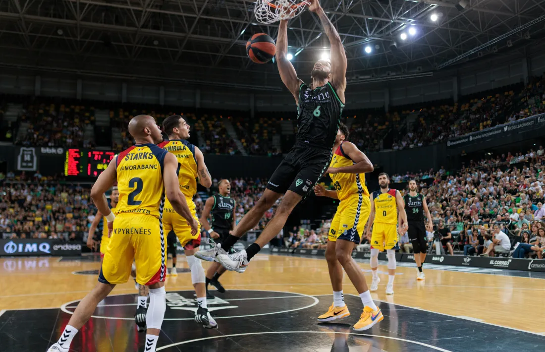 Killeja-Jones, del Surne Bilbao Basket, esmaixa davant Markel Starks, 'Tyson' i Juan Rubio.