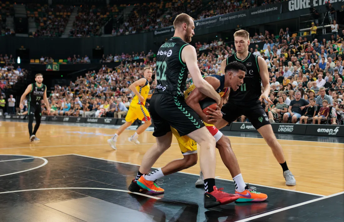 ‘Tyson’ Pérez va ser el millor jugador del BC MoraBanc, però no va poder evitar la desfeta contra el Surne Bilbao Basket.
