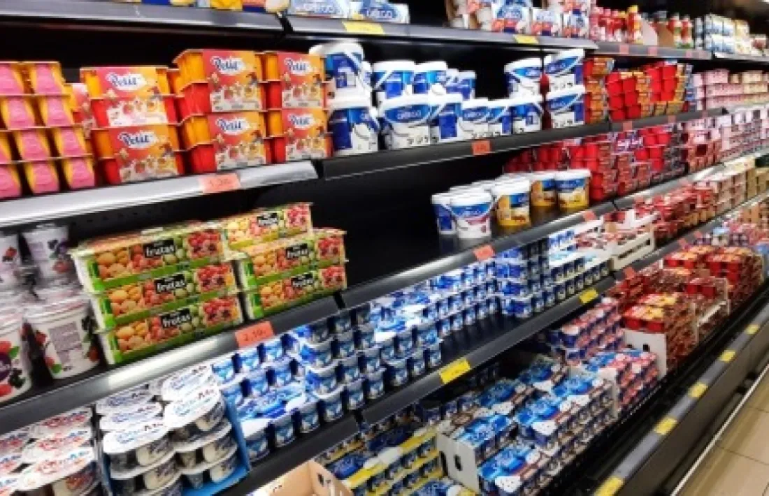 Productes refrigerats en un supermercat.