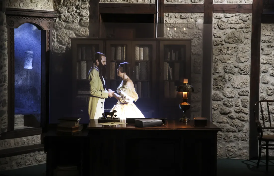 Don Guillem i Dolors Parrella, la baronessa, en un holograma a la Casa d’Areny-Plandolit.