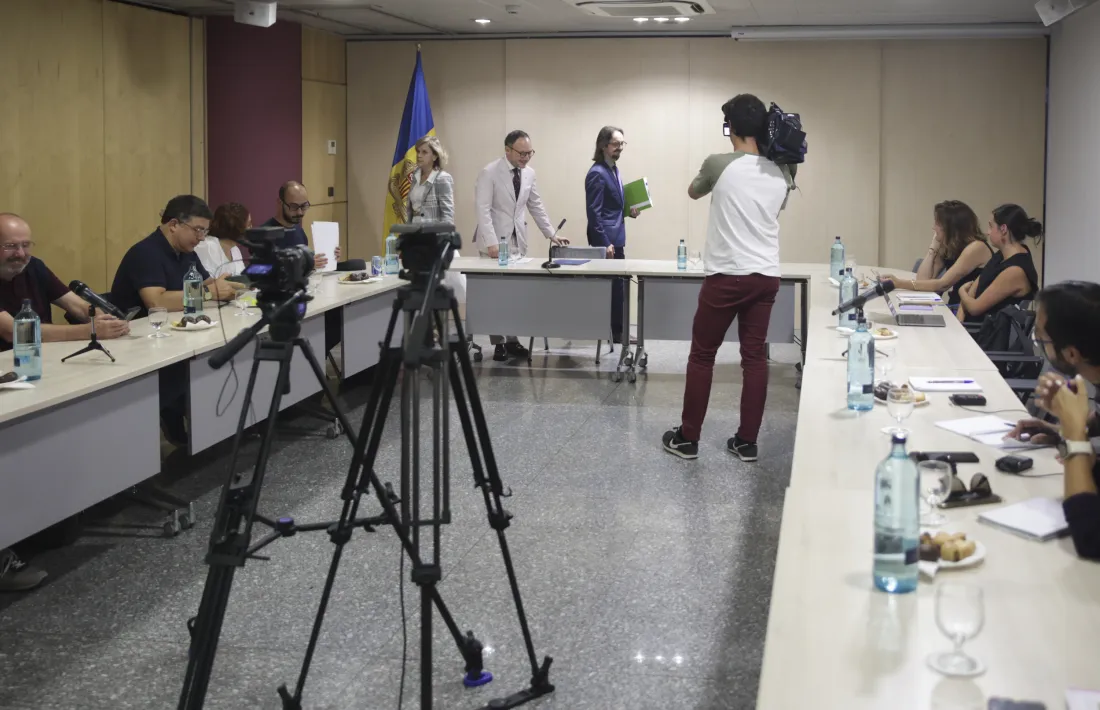 Espot i Riba agafant els seus llocs en la trobada amb els mitjans de comunicació.