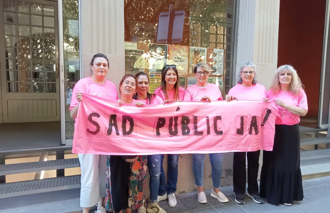 Les treballadores, a las portes del Consell Comarcal de l’Alt Urgell, en acabar la reunió, a primera hora de la tarda. 
