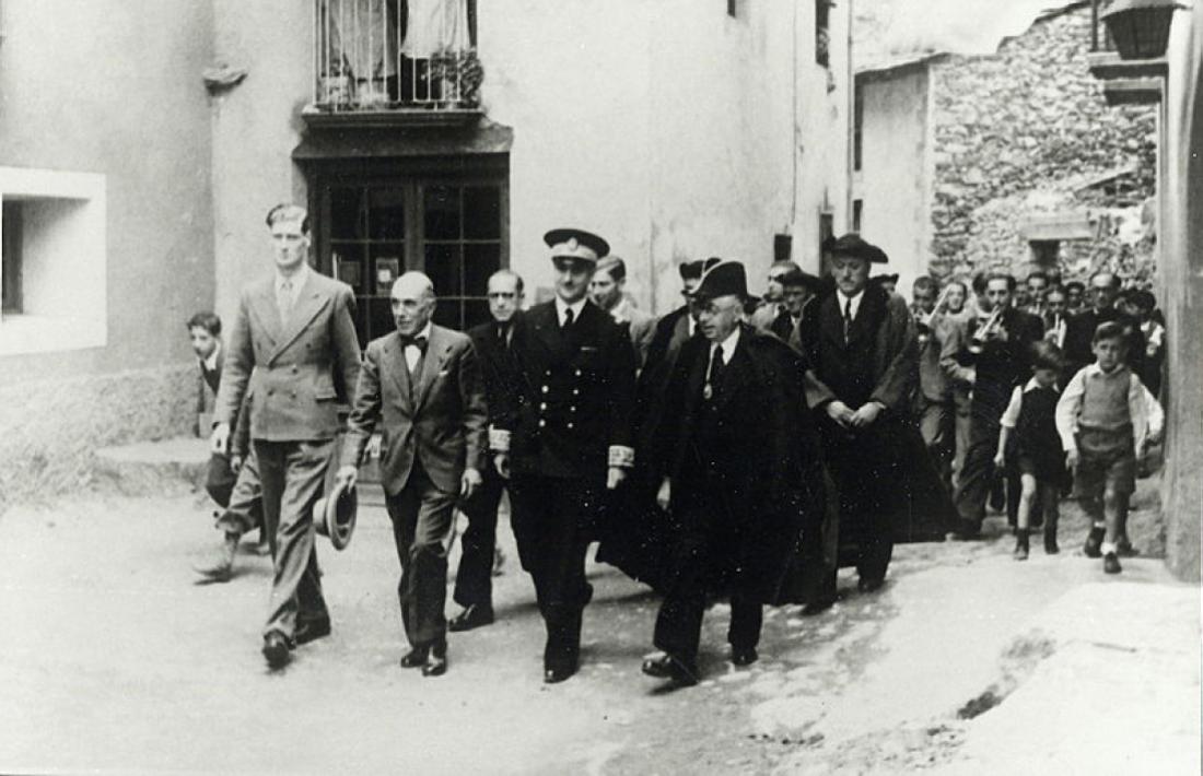 El veguer francès durant la II Guerra Mundial, Émile Lesmartres, segon per l’esquerra, i el delegat, Raymond de Belot, amb uniforme militar.