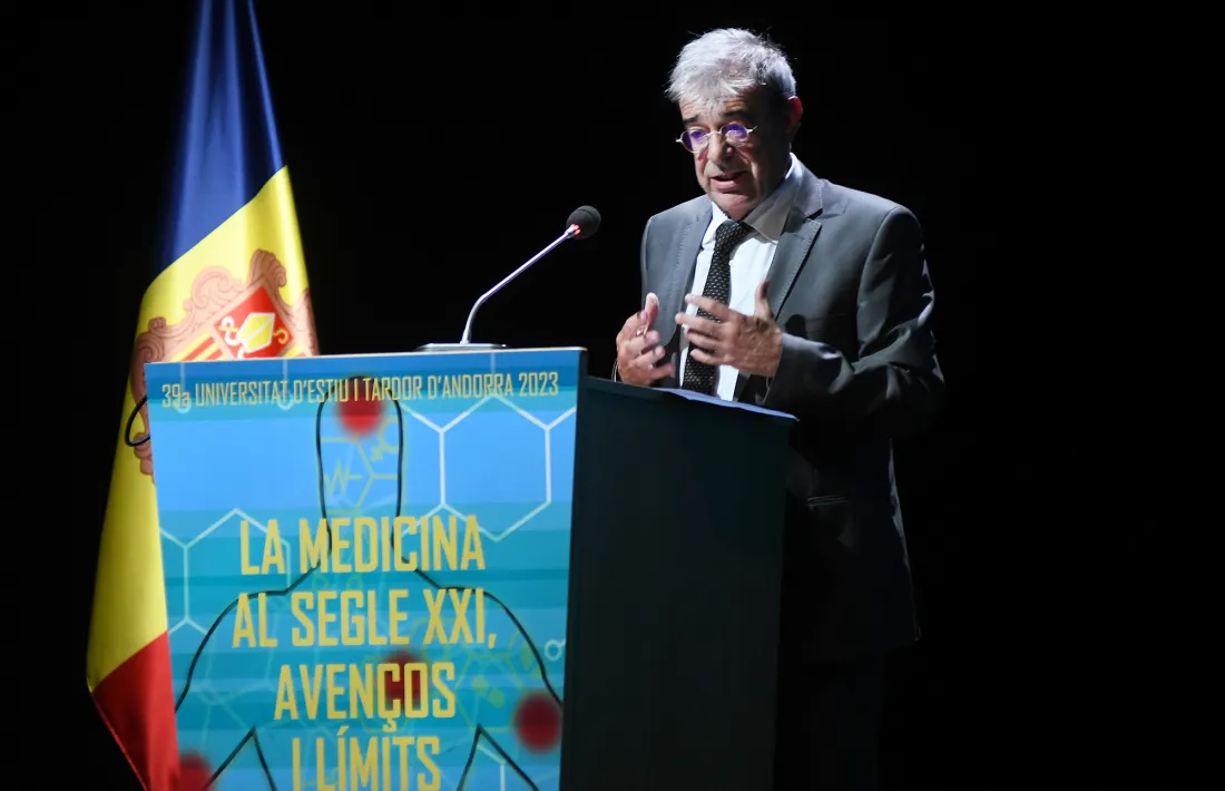 Baró intervenint a la Universitat d'Estiu i Tardor.