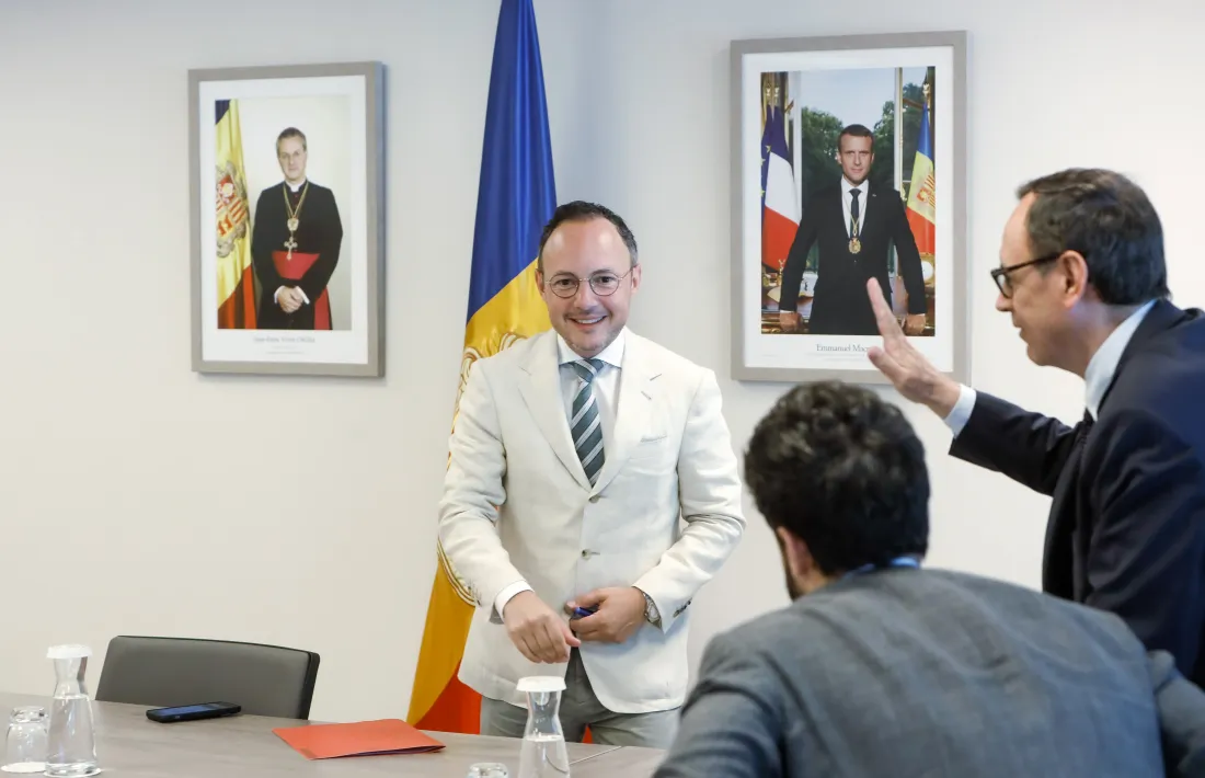 Espot amb Jordana i Escalé (d’esquena) en una reunió pel pacte d’estat per la UE.