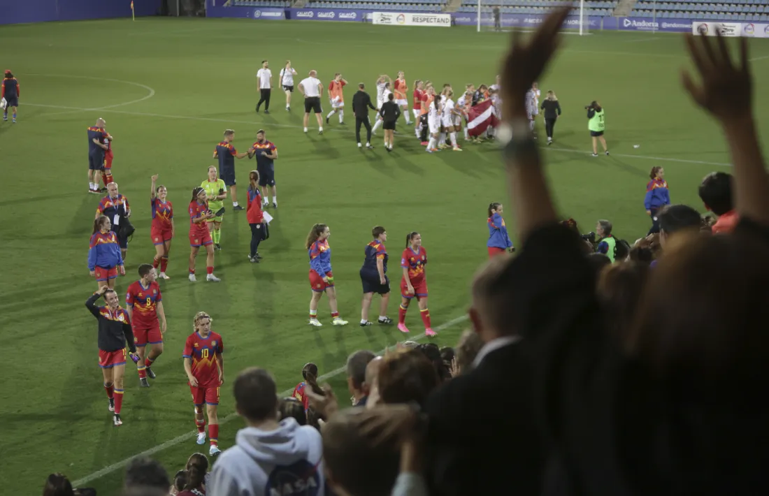 La selecció femenina absoluta va rebre una ovació de l'afició, tot i la derrota contra Letònia.