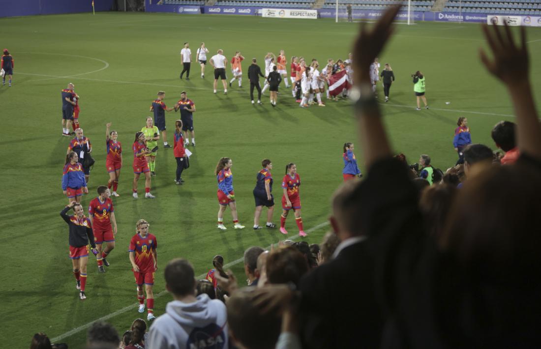 La selecció femenina absoluta va rebre una ovació de l'afició, tot i la derrota contra Letònia.