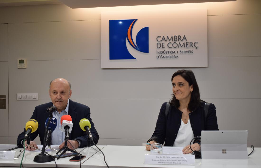 El president de la Cambra, Josep Maria Mas, i la nova directora, Sol Rossell.