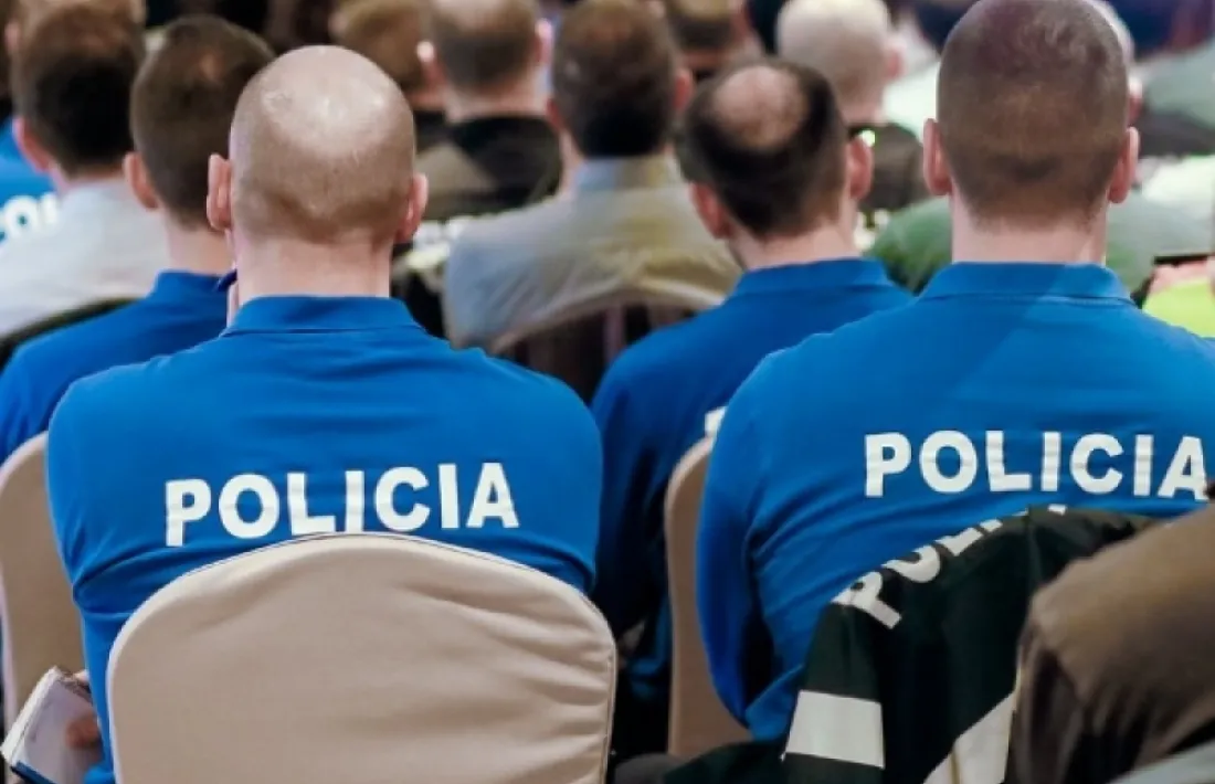 Agents de policia en una conferència.