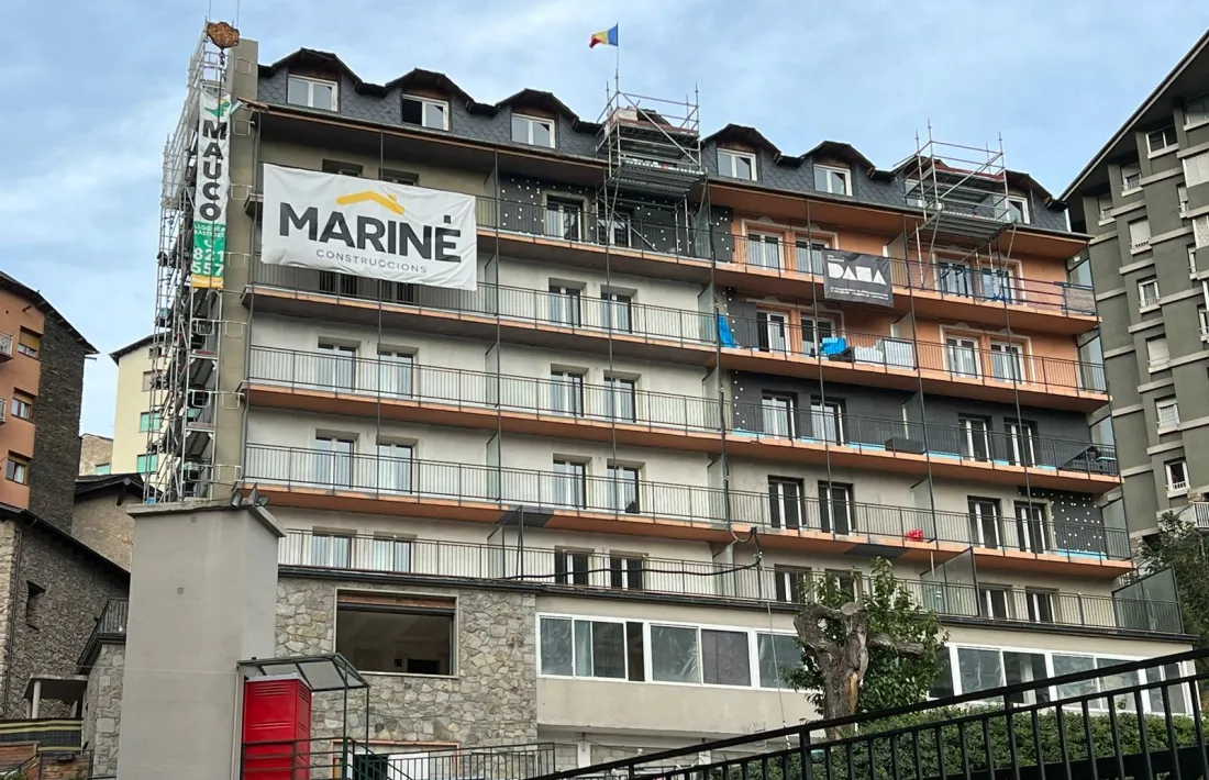L’antic hotel Àrtic, on s’estan fent obres per reconvretir-lo en habitatges.