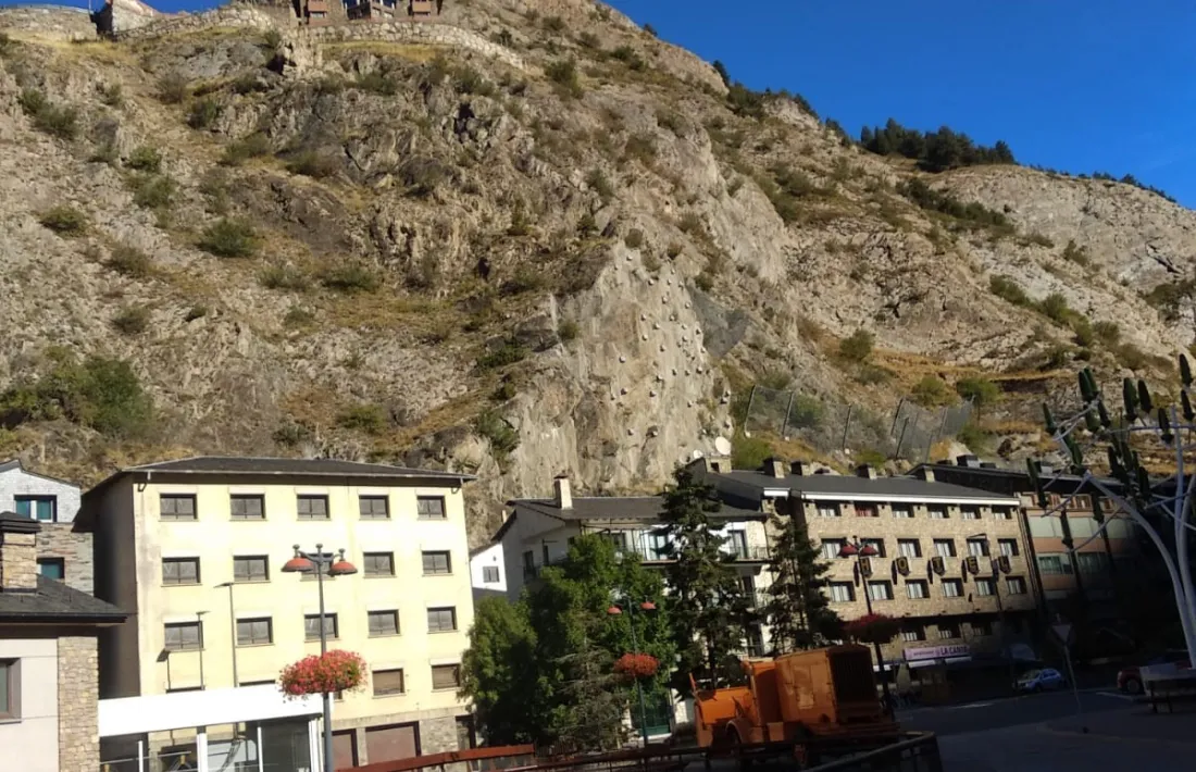 L’arbreda a la dreta del Roc del Castell és una ubicació possible de la fortalesa, segons Bascompte.