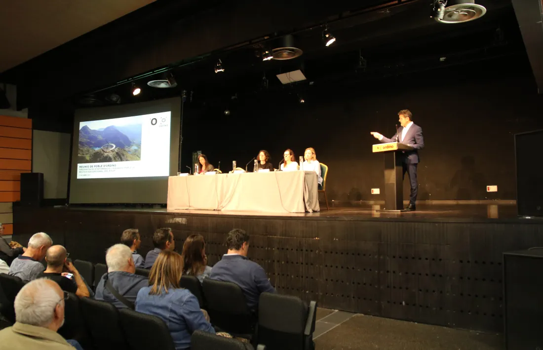 Un moment de la reunió de poble d’avui a l’ACCO per explicar el projecte.