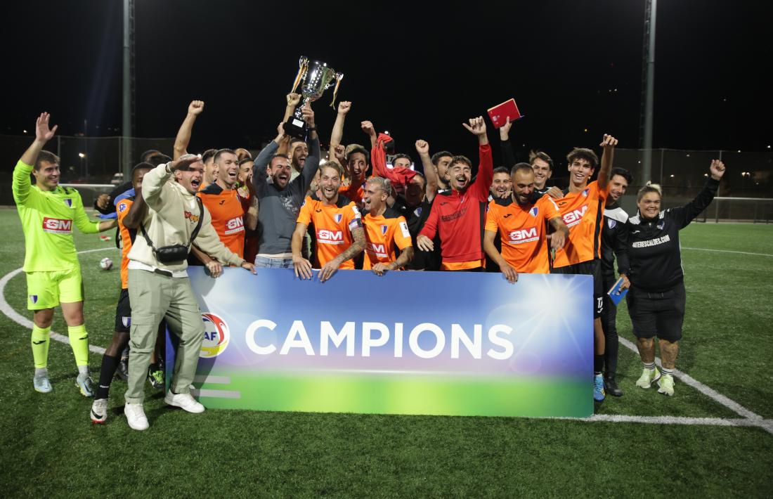 Els d'Otger Canals van celebrar el títol de la Supercopa d'Andorra sobre la mateixa gespa.