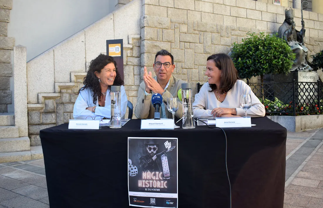 Canals, Canturri i Cerezo presentant el 'Màgic Històric'.