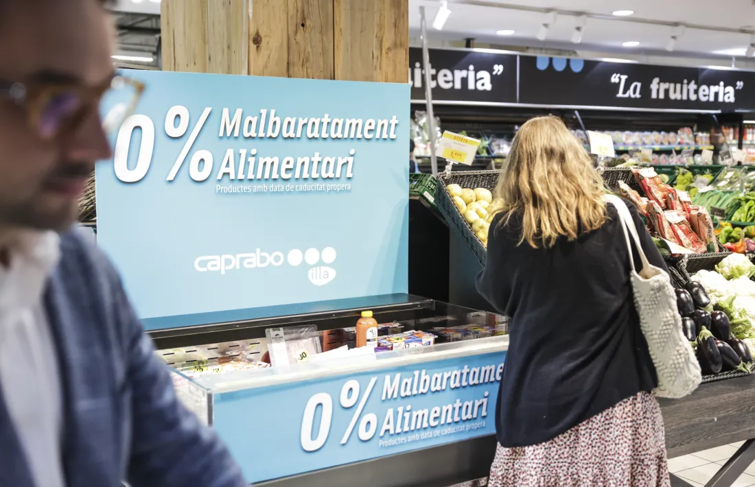 Casal ha presentat al Caprabo d’Illa Carlemany el reglament dels espais de productes a punt de caducar.