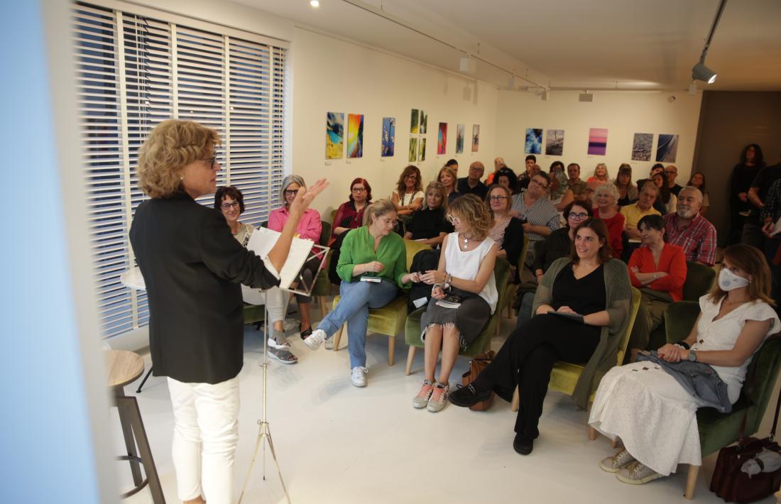 Torn de Marta Deu, que va recitar un poema inspirat en la reunió de poble de dimarts al Pas.