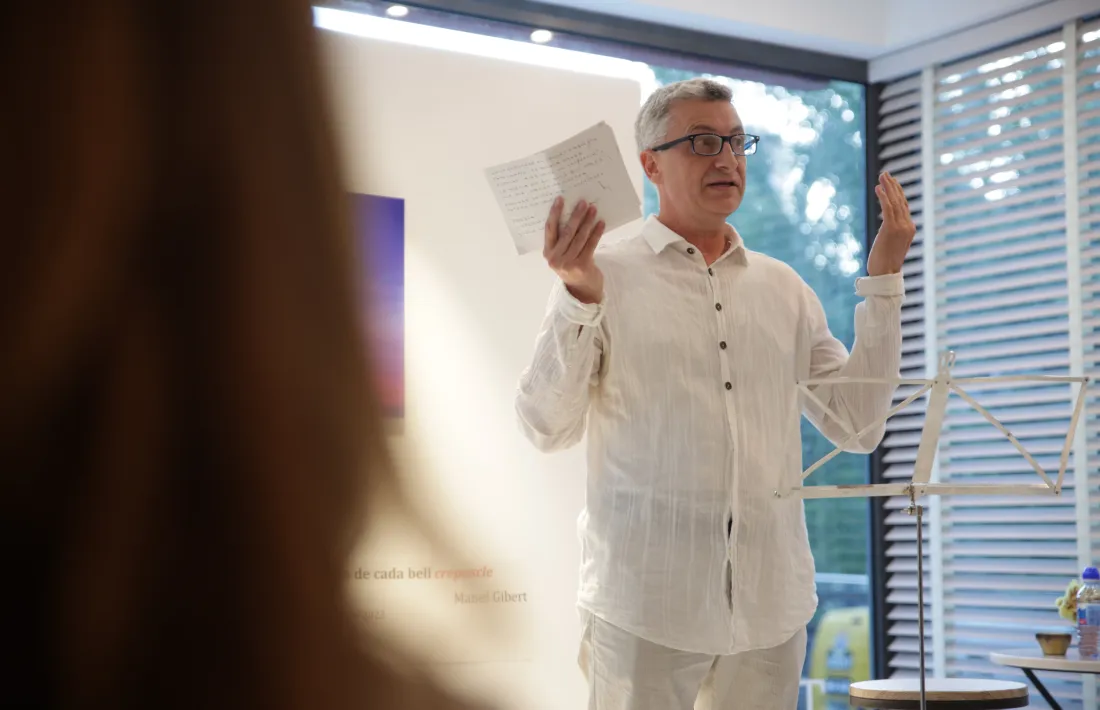 Gibert, que exposa les fotografies de ‘La volàtil substància de cada bell crepuscle’ a Taranmana, va exercir d’amfitrió.