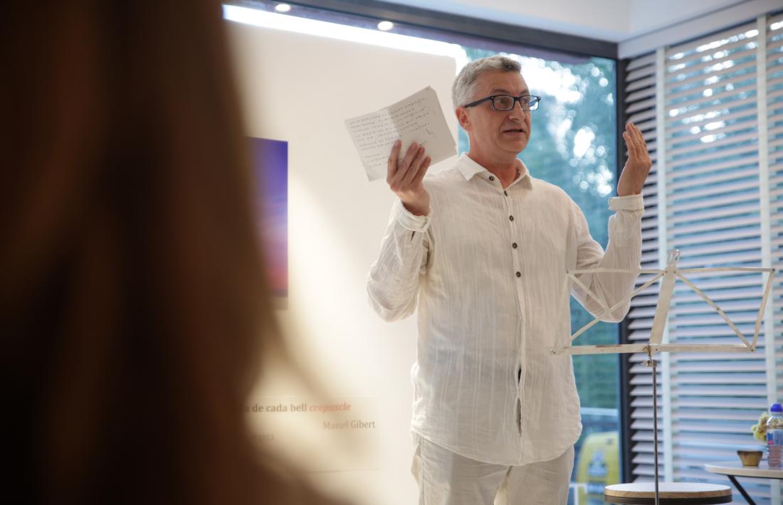 Gibert, que exposa les fotografies de ‘La volàtil substància de cada bell crepuscle’ a Taranmana, va exercir d’amfitrió.