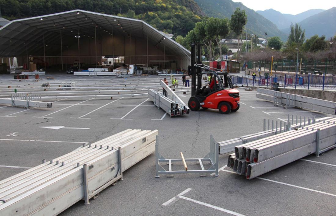 El muntatge de l'envelat per la Fira d'Andorra la Vella uns anys enrere.
