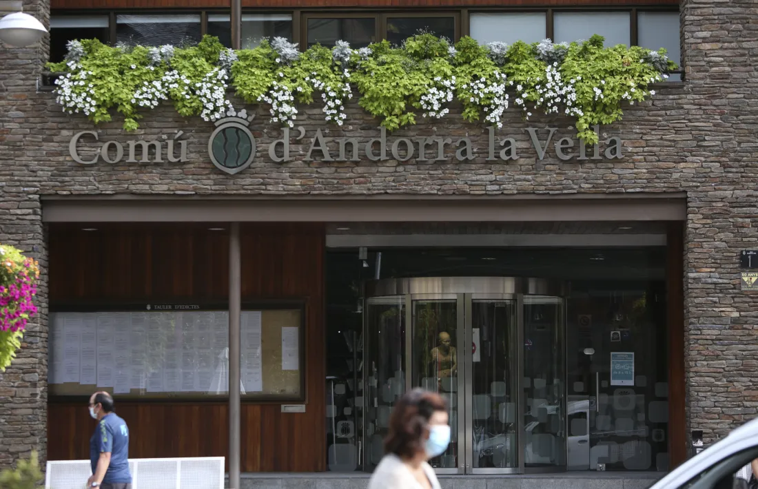 El Comú de la capital paga salaris que són contraris al principi de legalitat que ha de regir l’actuació de l’administració pública.