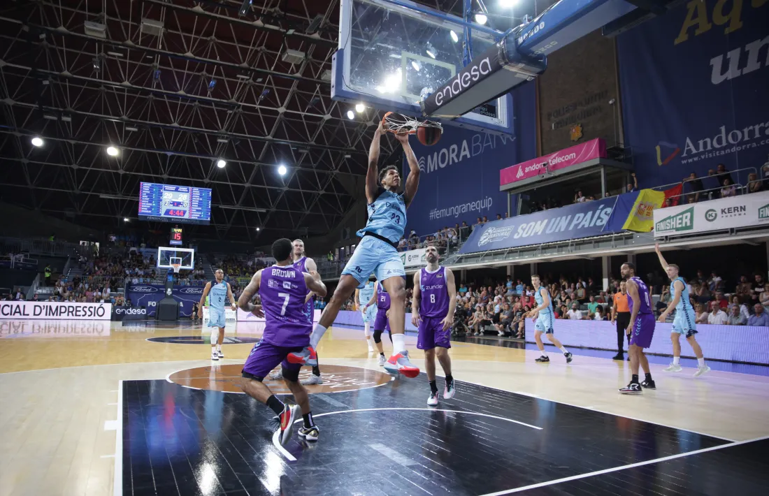 Felipe Dos Anjoss, que va ser un dels millors del partit, esmaixa a l'anella del Zunder Palència.