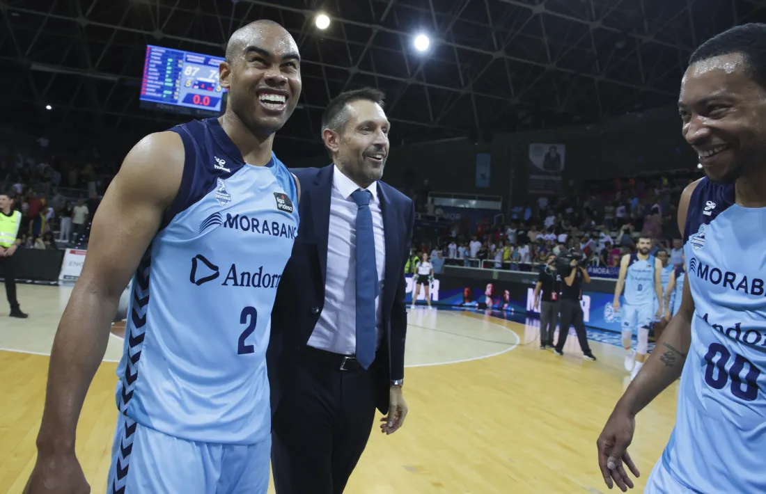 Natxo Lezkano, el tècnic del BC MoraBanc, va felicitar al final del partit wl millor jugador contra el Zunder Palència, Markel Starks.
