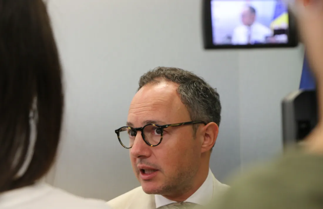 Espot atenent els mitjans de comunicació.