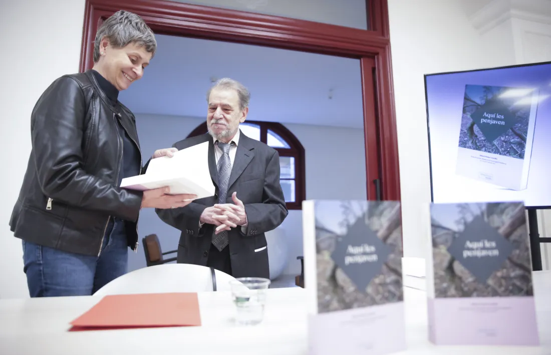El periodista, historiador, narrador i també poeta Robert Pastor va presentar ‘Aquí les penjaven’ a l'abril al Rosaleda.