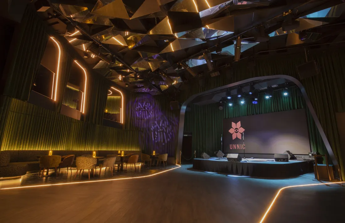 La zona del Show Dinner i del Music Bar d'Unnic