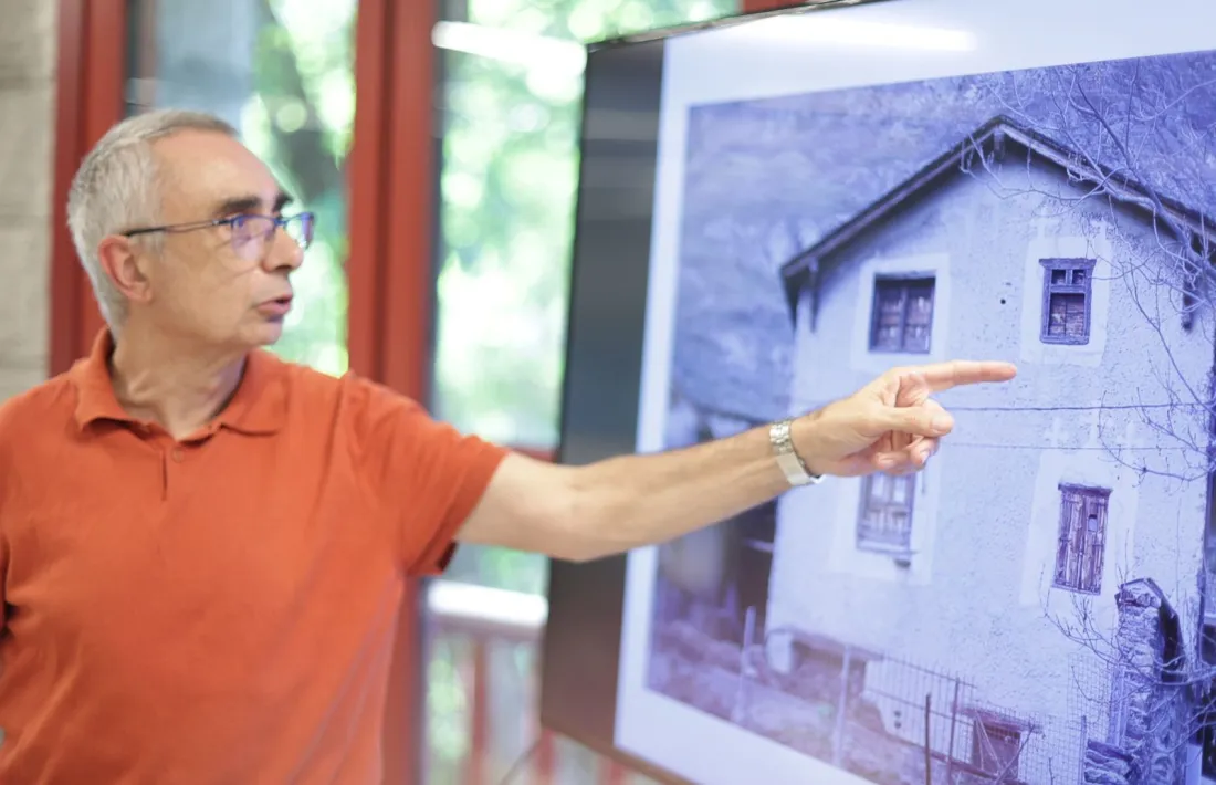 David Mas, ahir al Rosaleda, assenyala la casa Blanca de Segudet, que ha conservat intacta l’estructura original del XVII.