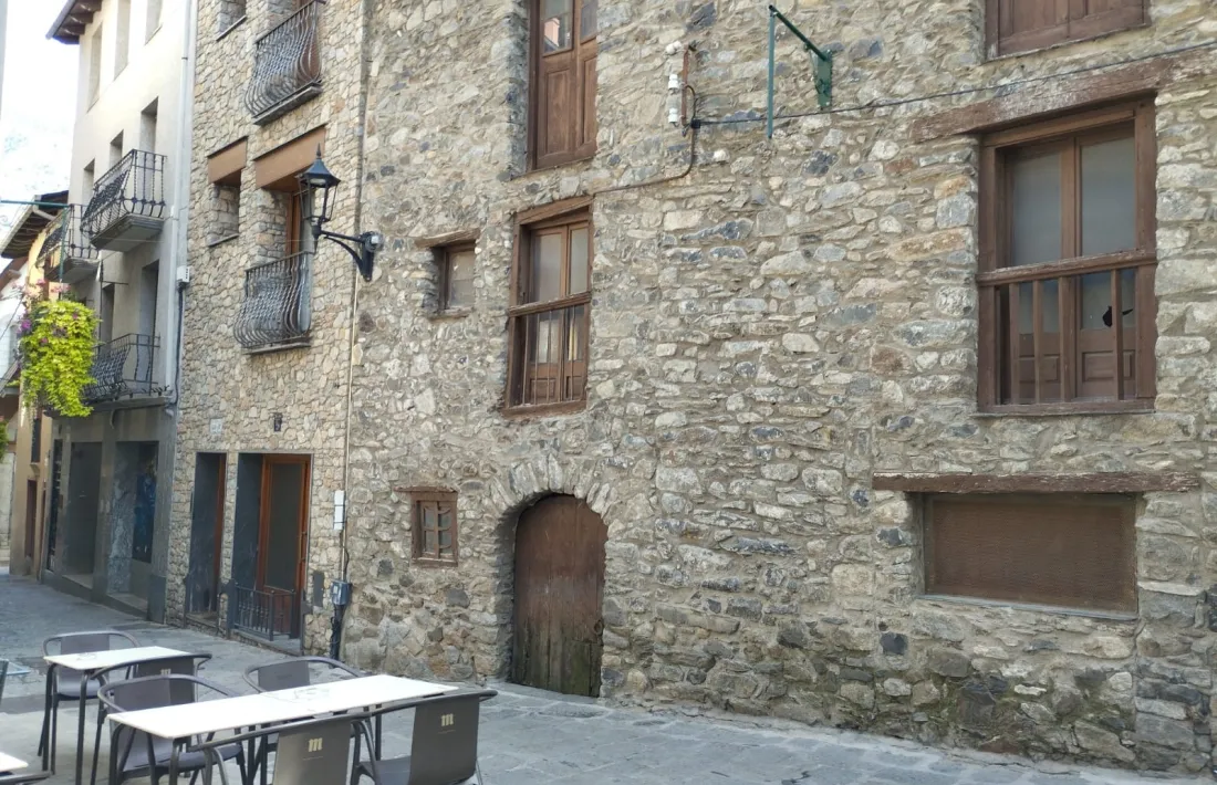 Cal Masover de Molines, a la placeta de Sant Esteve de la capital: data del XVIII i encarna la casa tradicional prototípica.