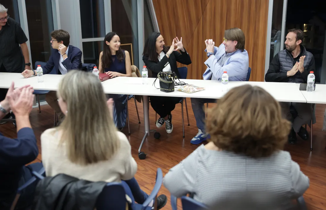 Molné i Naudi dibuixant-se un cor amb les mans abans de començar el congrés.