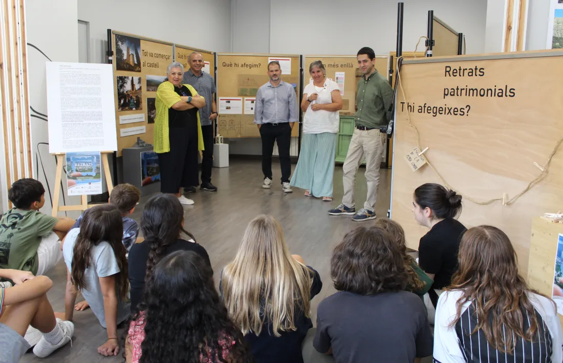 La presentació, amb els joves participants i les autoritats assistents. 