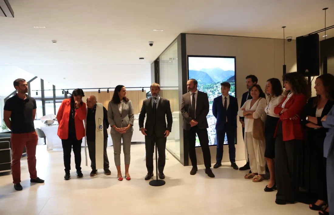 Un moment de la inauguració de la nova oficina, avui.