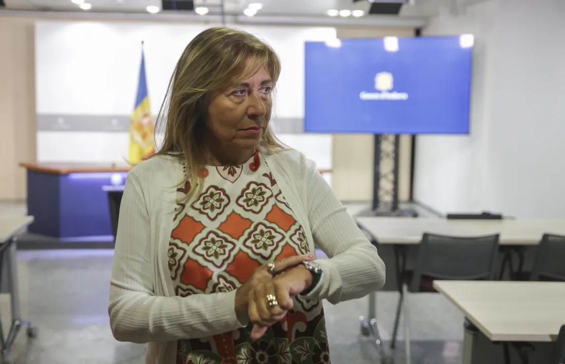 Conxita Marsol a punt per atendre els mitjans de comunicació després de la reunió del Consell Econòmic i Social.