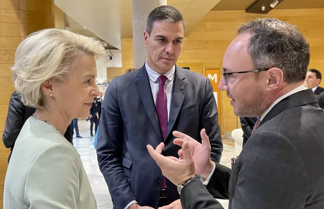 Espot amb Ursula Von der Leyen i Pedro Sánchez avui a Granada.