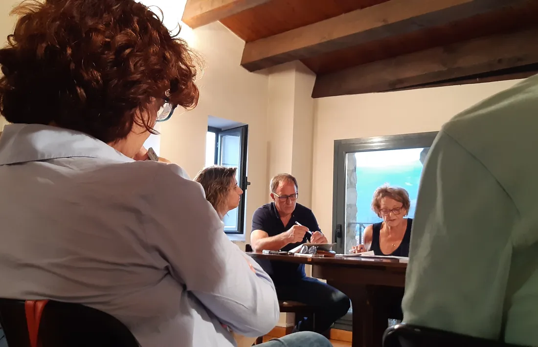 Un momet del ple celebrat ahir al vespre, on l’alcaldessa donava resposta a algunes inquietuds dels veïns. 