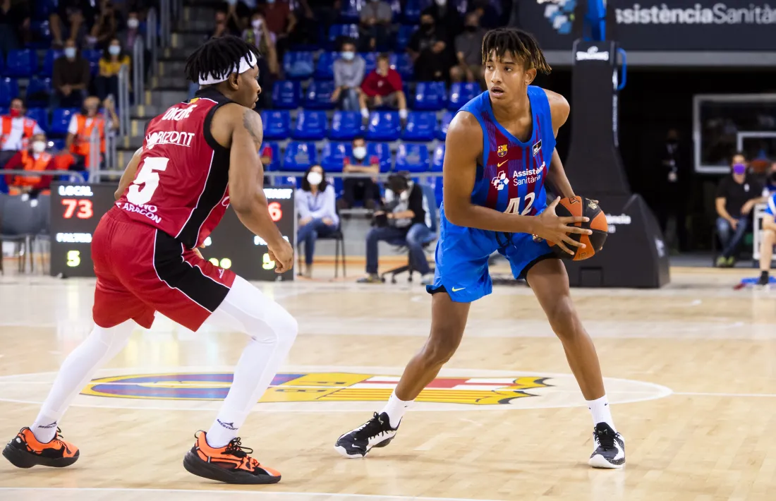 Stan Okoye, amb el Casademont Saragossa, defensant Caicedo, al Palau.