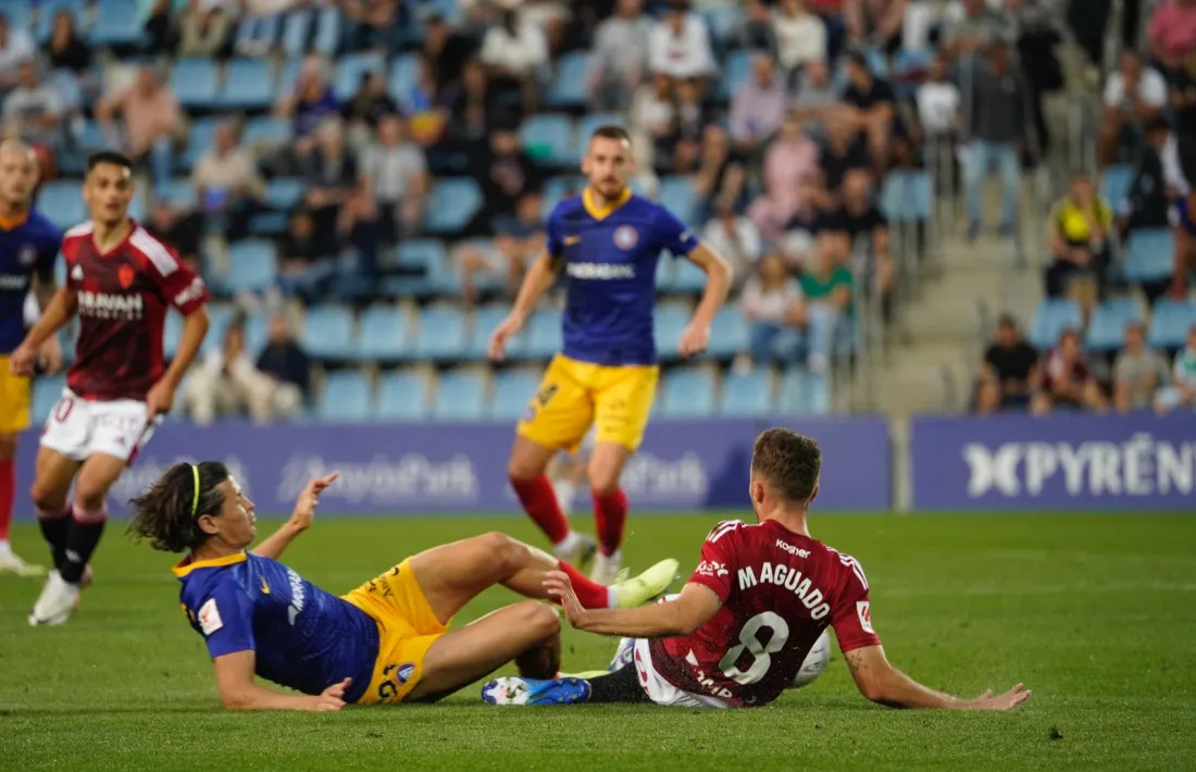 Rubén Bover va ser expulsat en aquesta entrada a Marc Aguado.