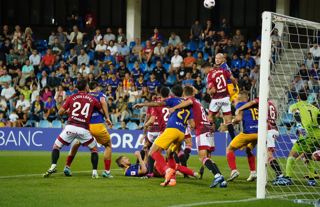 Alende, un dels defenses centrals de l’FC Andorra, en algun remat de cap que no va anar entre els tres pals de la porteria aragonesa.