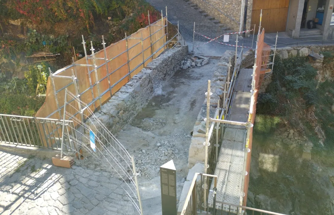 El pont de la Tosca, amb el paviment totalment aixecat: estarà tancat al pas de vianants fins a finals d’any.