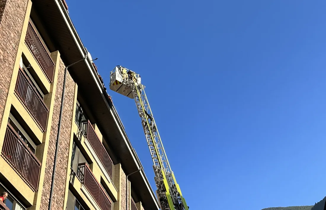 Els bombers extingint l'incendi de la jardinera.