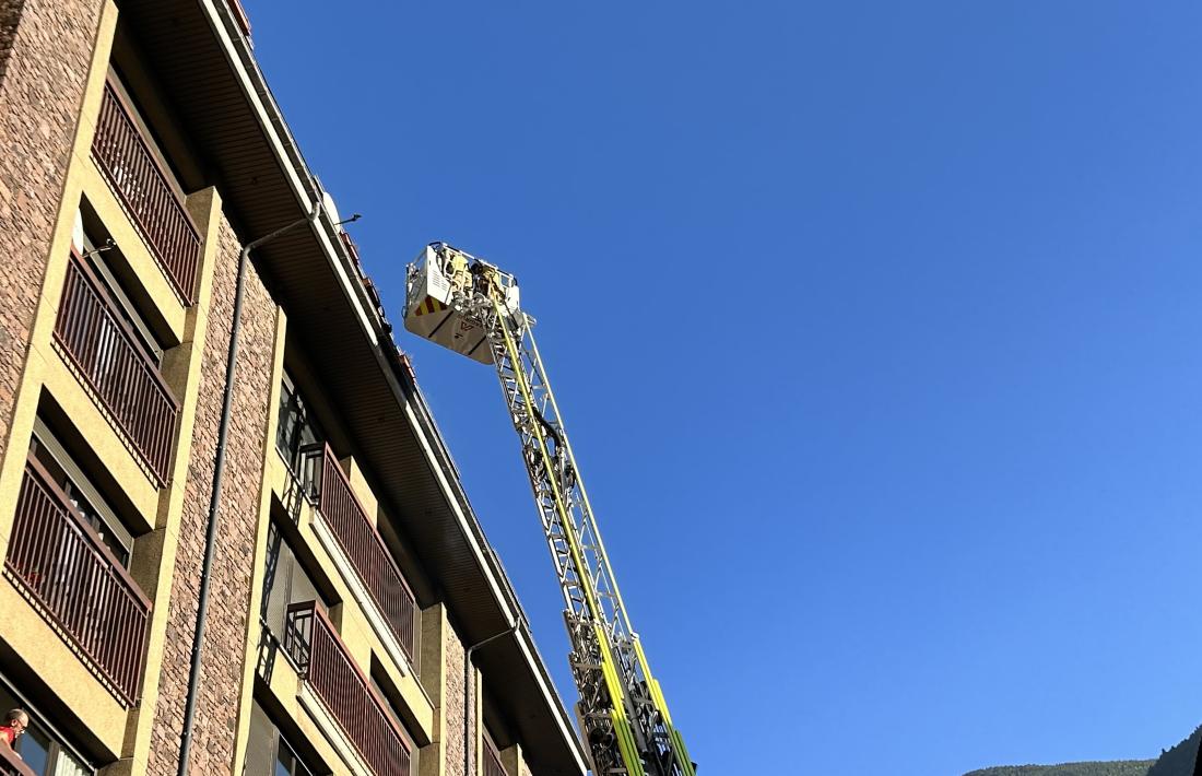 Els bombers extingint l'incendi de la jardinera.