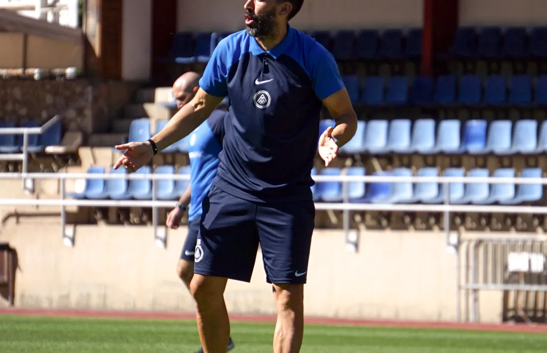 Sarabia, tècnic de l’FC Andorra, donant instruccions a l’Estadi Comunal-Joan Samarra.