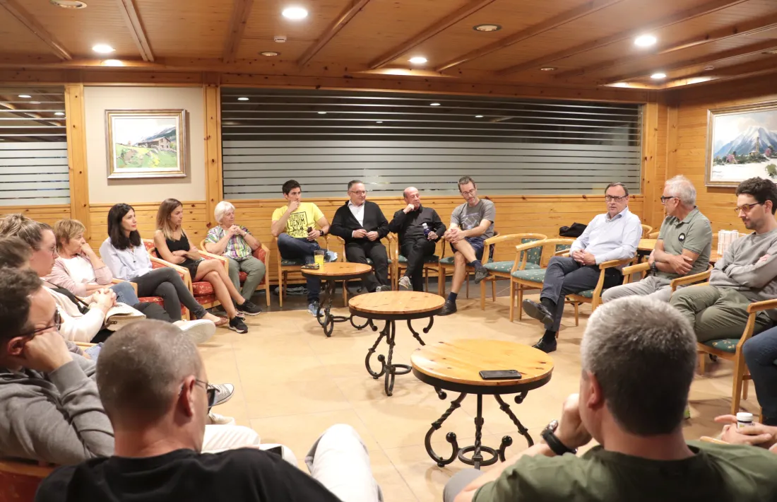 Una vintena de persones han assisit a la reunió del comitè parroquial d'aquest vespre.