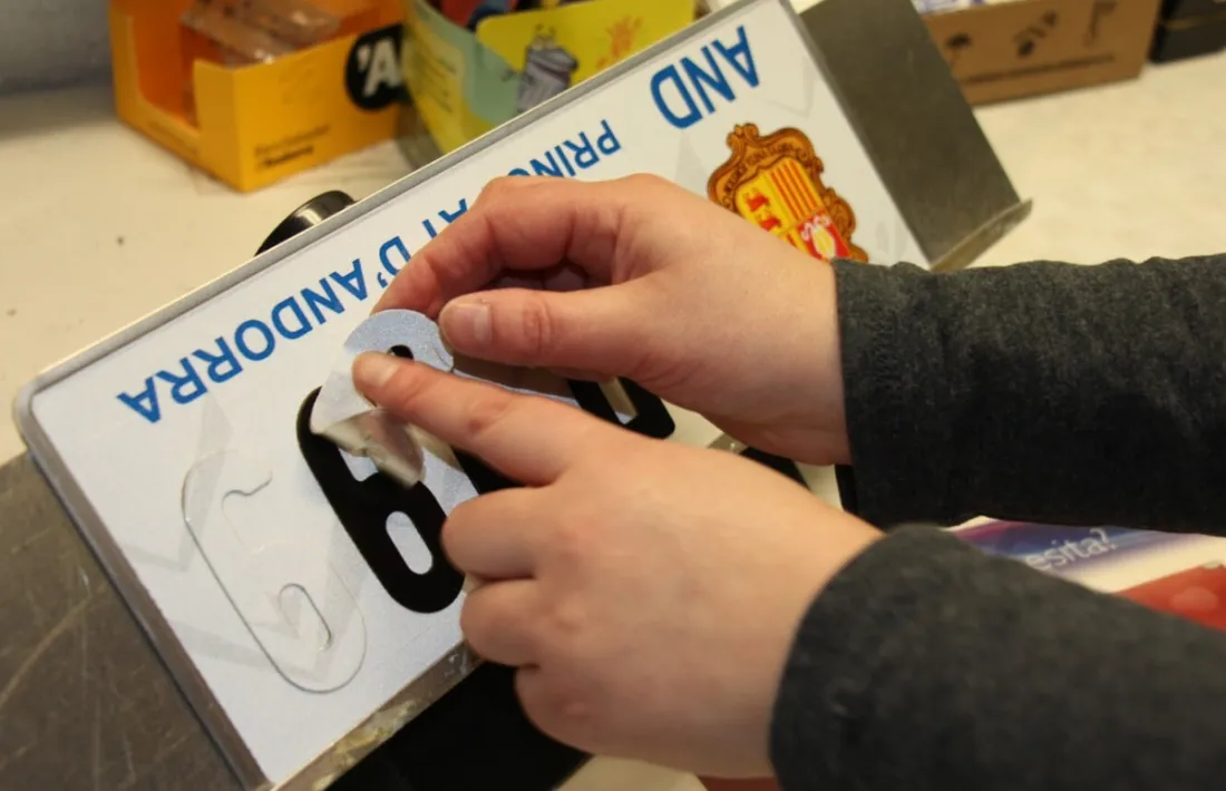 UN operari preparant una matrícula.