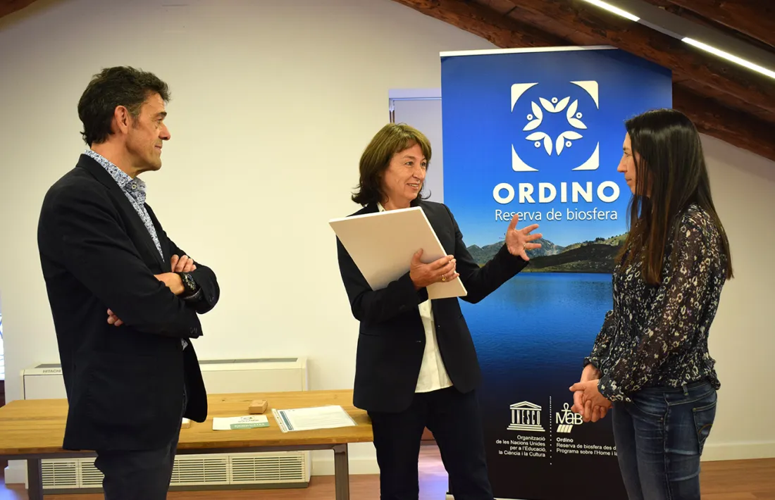 Els cònsols d'Ordino, Josep Àngel Mortés i Eva Choy, amb la responsable de L'Ànima del Bosc, Laurence Gassot.